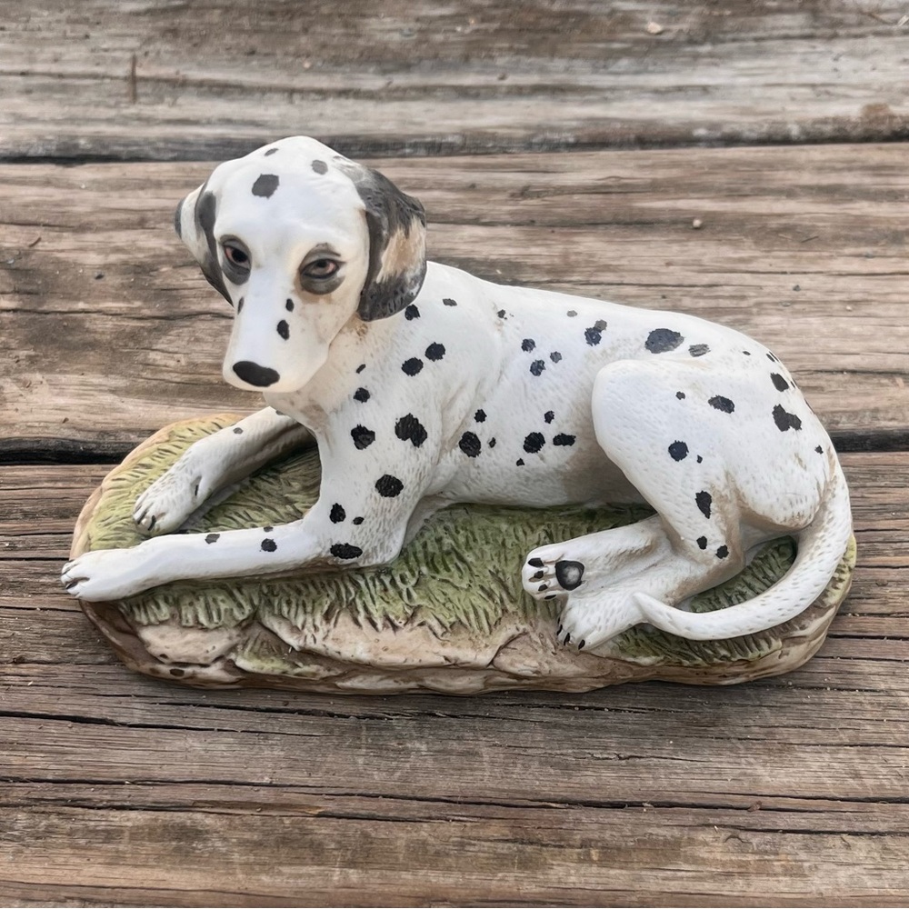 HOMCO 1403 PORCELAIN BISQUE DALMATIAN DECOR FIGURE LAYING IN GRASS